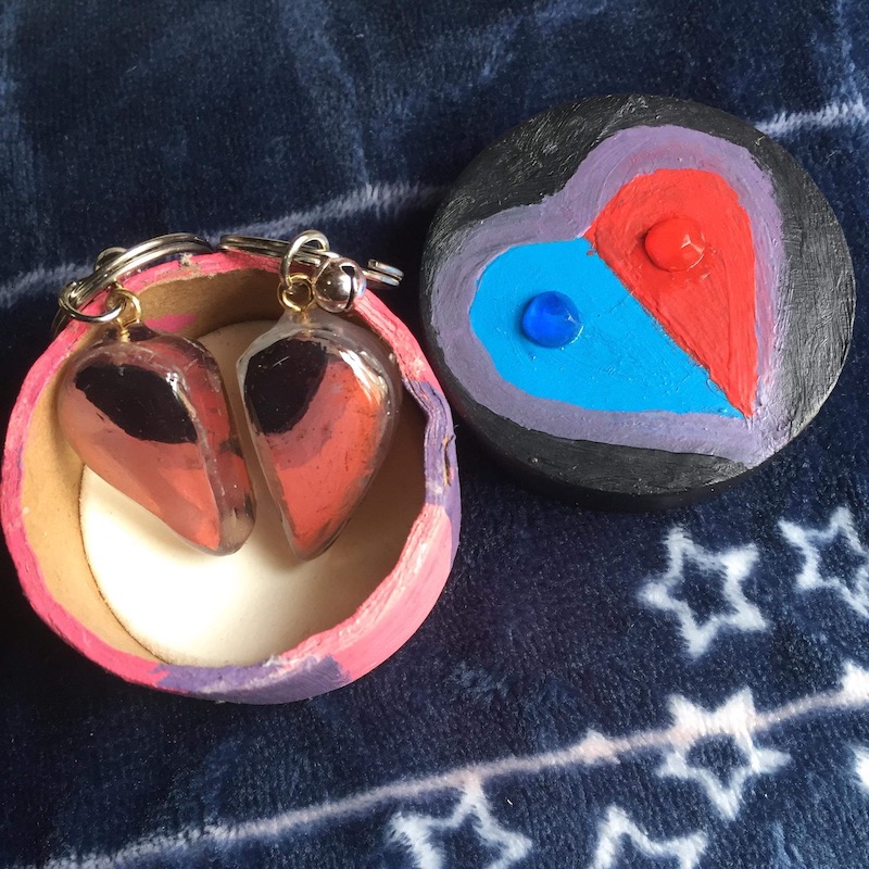 Keychains of Ruby and Saphire from Steven Universe in a decorated box (reverse)